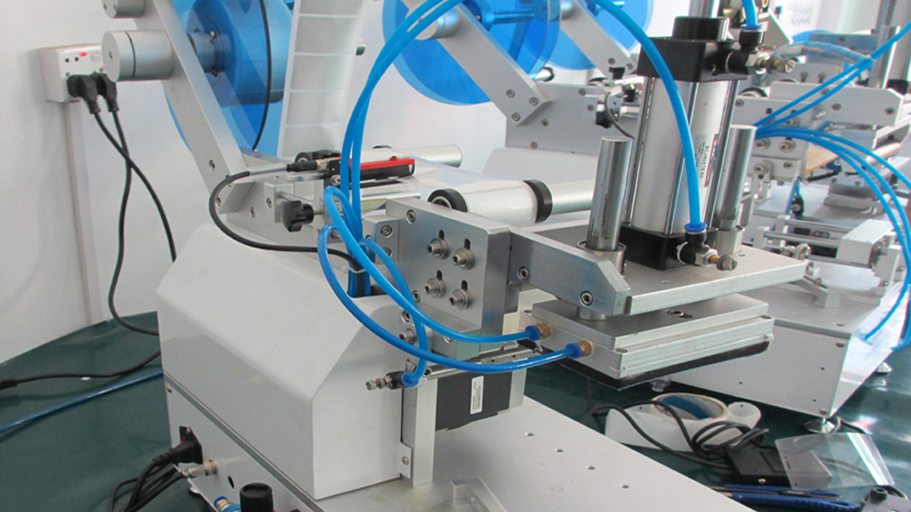 Poluautomatski stroj za etiketiranje plastičnih vrećica za ravnu površinu