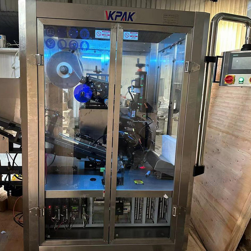 Automatski stroj za označavanje plastičnih mekih cijevi sa sustavom za ubacivanje cijevi