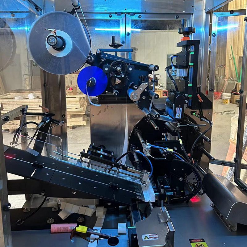 Automatski stroj za označavanje plastičnih mekih cijevi sa sustavom za ubacivanje cijevi