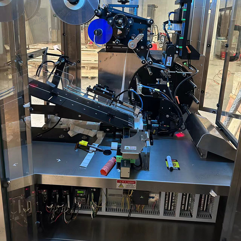 Automatski stroj za označavanje plastičnih mekih cijevi sa sustavom za ubacivanje cijevi