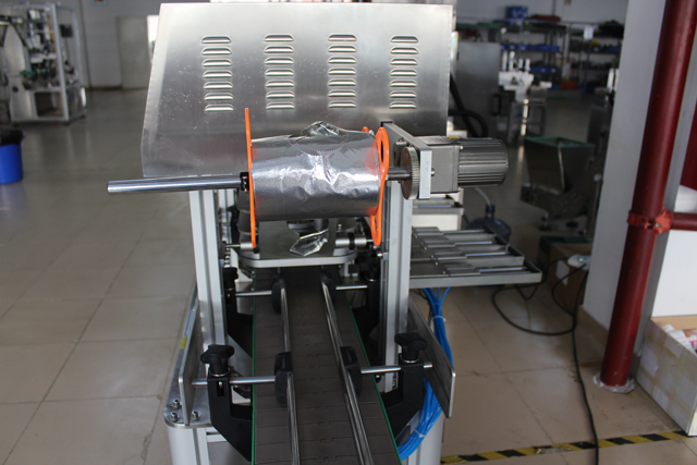 Stroj za zatvaranje staklenih posuda (1).JPG