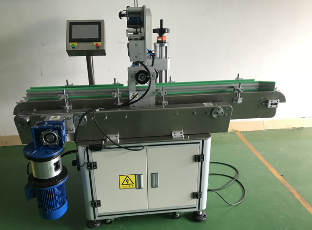 stroj za označavanje ruževa customized.jpg