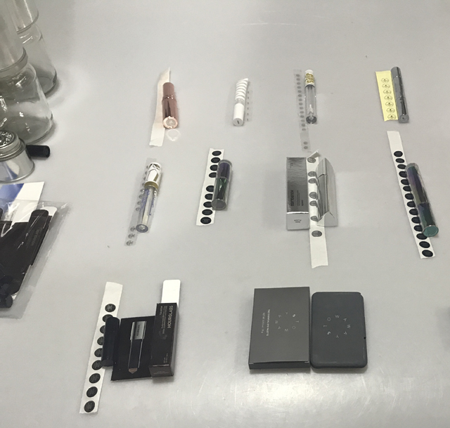 etikete i ruževi za usne kozmetički proizvodi.jpg