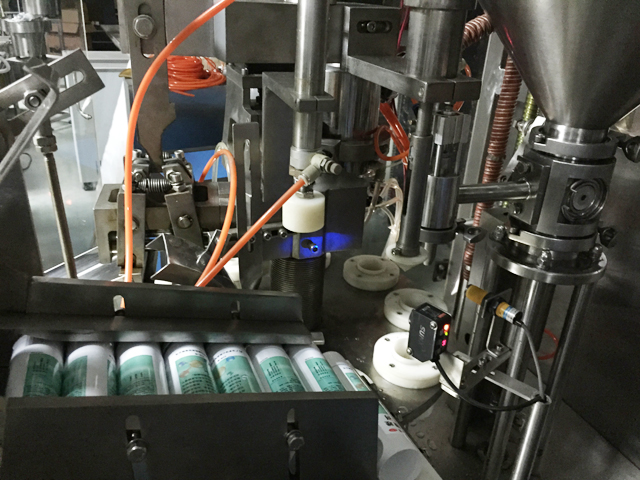 tubes holding feeding system sustav za automatsko punjenje cijevi za brtvljenje punjenja.jpg