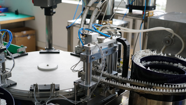 ROTACIONO punjenje tekućine u plastične boce.jpg