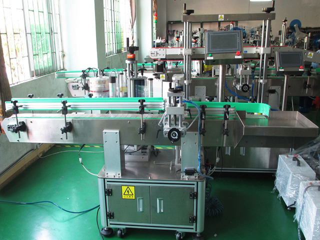 labeling machine with positioning system OPREMA ZA ETIKETIRANJE BOCA PLC.jpg