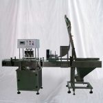 Automatski linearni vakuumski stroj za zatvaranje staklenih posuda u prehrambenoj industriji