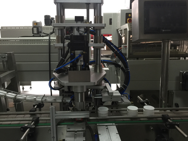 stroj za zatvaranje staklenki.jpg