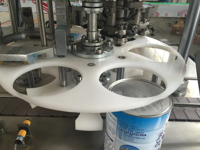 stroj za konzerviranje metalnih limenki.jpg