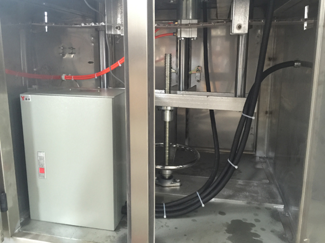 stroj za zatvaranje limenki iznutra.jpg