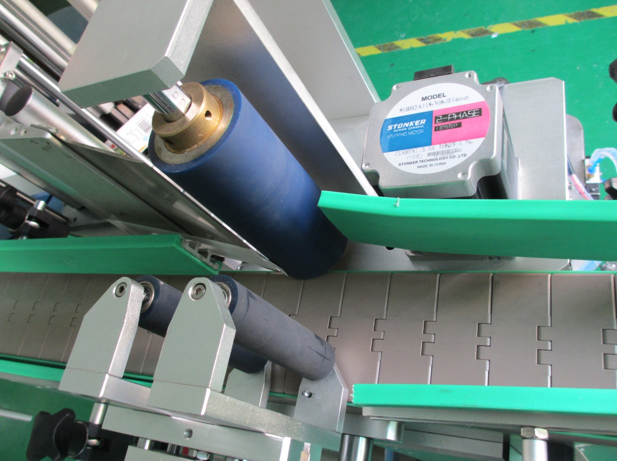 PLC controlling system bottle labeling machine OPREMA ZA ETIKETIRANJE BOCA PLC2.jpg