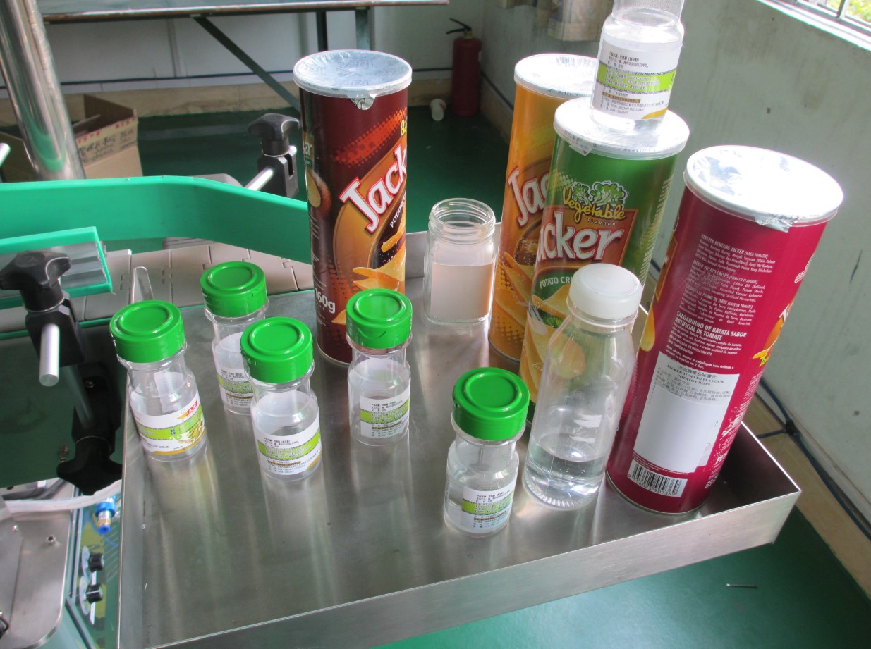 automatic vertical round bottle labeling equipment OBLIKOVAČ ZA OKRUGLE LIMENKE ETIKETTIERMASCHINE.jpg