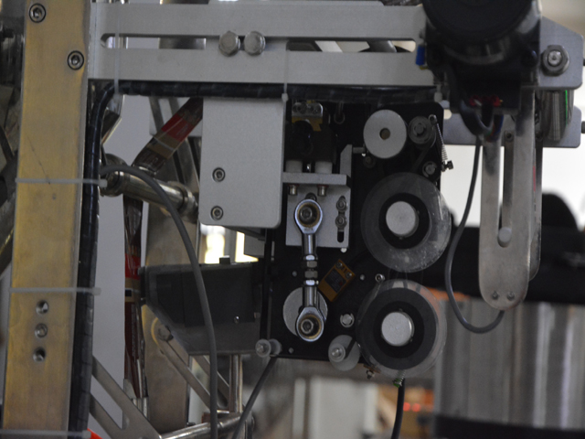 dio za kodiranje datuma za tekuće punilo u vrećice.jpg