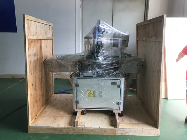 stroj za etiketiranje ruževa.jpg