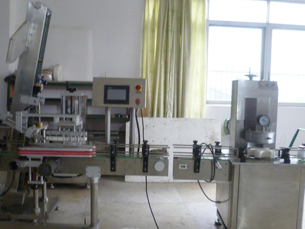 vacuum capping machine with cap placement vakumski zatvarač za staklenu teglu.JPG