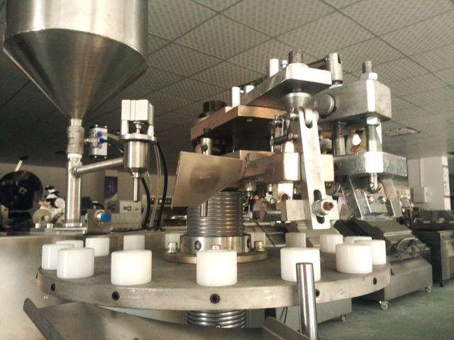 metal tubes filling folding machine strojevi za punjenje cijevi na zalihi.jpg