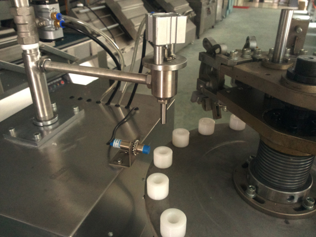 filling nozzles for aluminum tubes filling process brtvena ispuna za metalne cijevi.jpg
