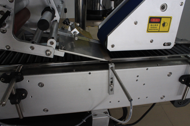 stroj za etiketiranje.JPG