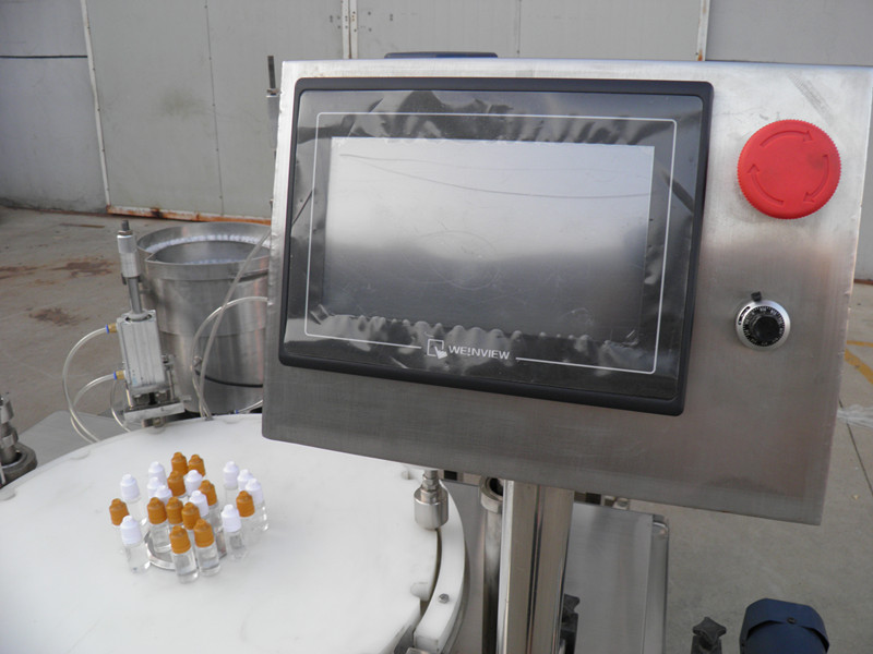 filling plugging capping labeling production line Označavanje čepa za punjenje boce s tekućim PLC-om.jpg