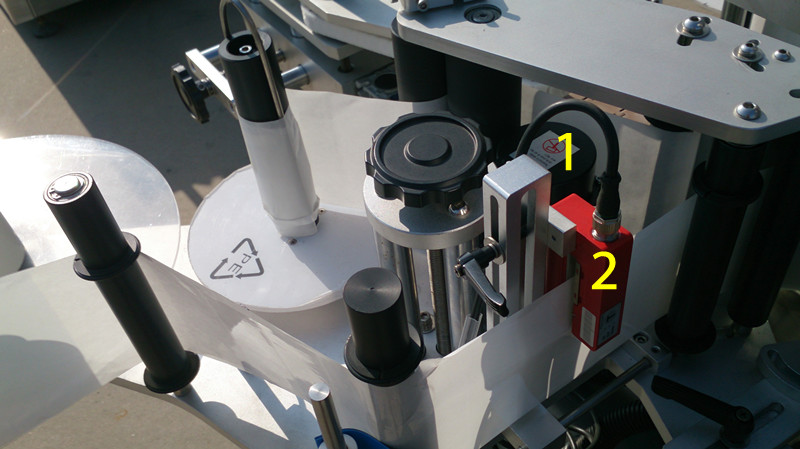 labeling machine for E liquid small bottles označavanje za E tekućinu zatvori slike.jpg