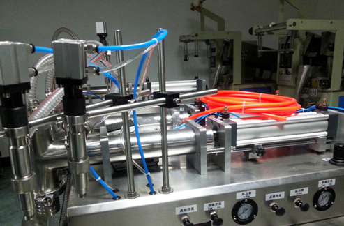 liquid filling machinery semi automatic horizontalna tekućina za punjenje potpuno pneumatska.jpg