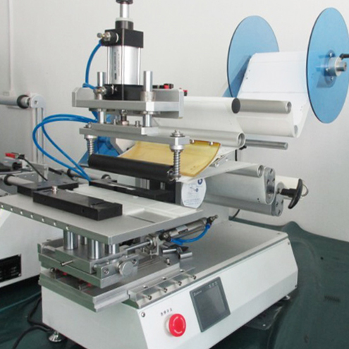 rolling labeling machine for plane surface objects poluautomatski strojevi za etiketiranje.