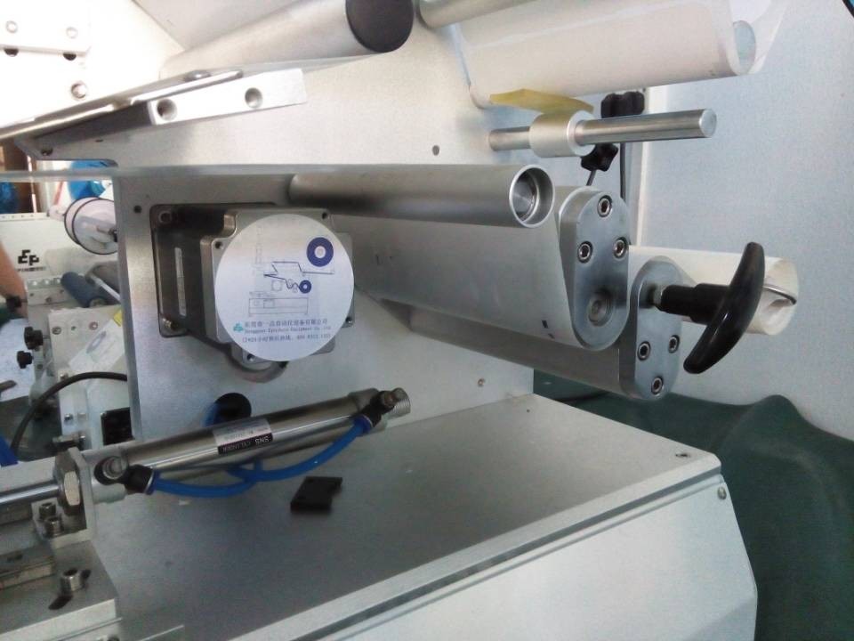 close shot for labeling machines poluautomatski strojevi za etiketiranje.