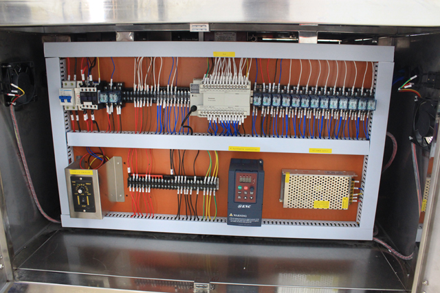 horizontalni stroj za etiketiranje stvarna slika.jpg