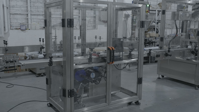 stroj za označavanje donjih staklenki.jpg