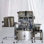 Monoblock stroj za punjenje i zatvaranje malih bočica s uljem za njegu kose