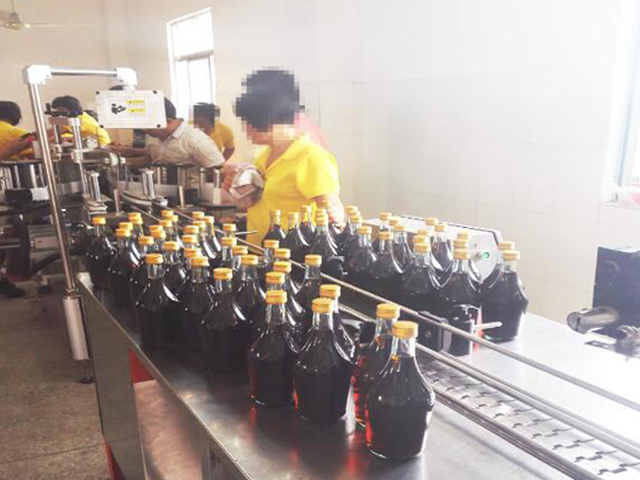 Strojevi rade u tvornici.jpg