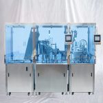 Stroj za zatvaranje sklopa prethodno napunjenih farmaceutskih štrcaljki