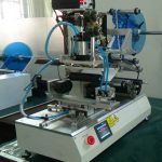 Pneumatski stroj za kotrljanje etiketa ravnih četvrtastih okruglih boca s koderom