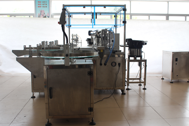 stroj za punjenje i zatvaranje eteričnih ulja.jpg