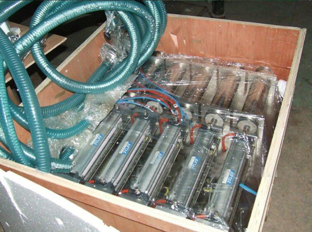 Stroj za punjenje s 4 glave u drvenoj kutiji.jpg