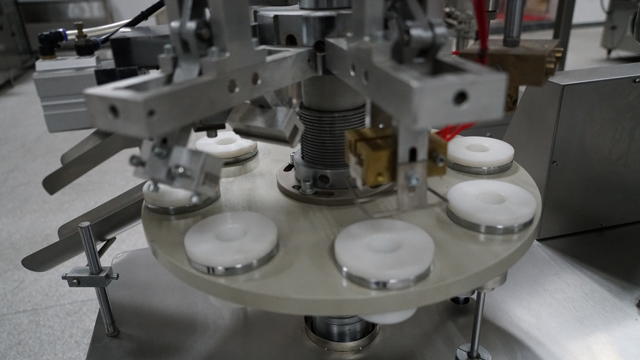 poluautomatska linija za brtvljenje punila cijevi.jpg