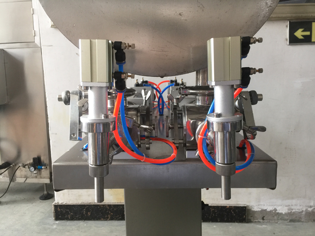 two filling nozzles pneumatic filler equipment mlaznice dvije.jpg