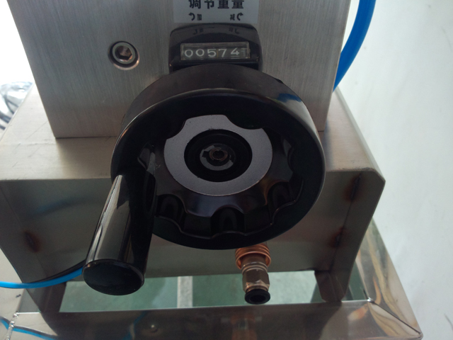 liquid filling machine semi automatic Oprema za punjenje šampona.jpg