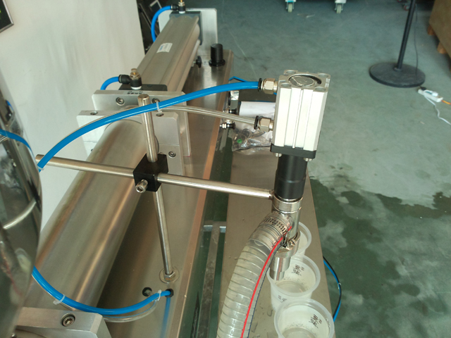 liquid filling machine for lotion shampoo cream Oprema za punjenje šampona.jpg