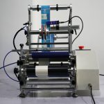 Poluautomatski stroj za označavanje bočica sa štrcaljkom i okruglim bocama