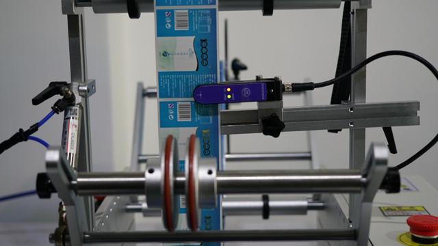 Senzorski sustav za detekciju naljepnica poluautomatski.jpg