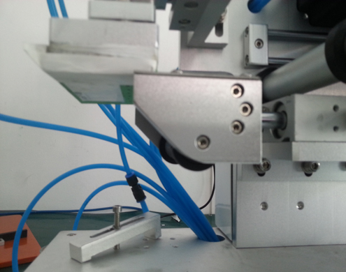 semi automatic flat bottles labeling equipment stroj za ravno etiketiranje s naprednim PLC-om (2).jpg