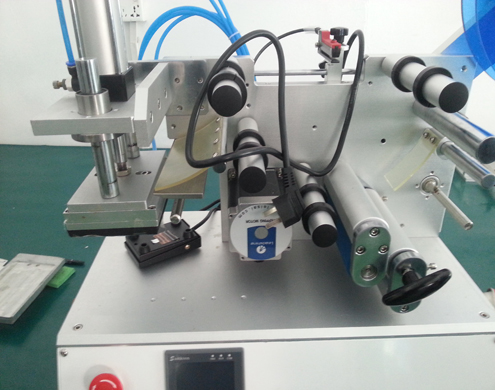 flat surface labeling equipment semi automatic oprema za etiketiranje ravne površine (3).jpg