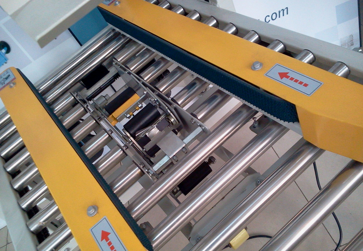 carton sealing stainless steel roll snimak izbliza za poluautomatski stroj za zatvaranje kartona.jpg