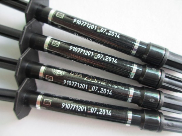 labeling printer machine for syringes tiskanje naljepnica na špricama.jpg