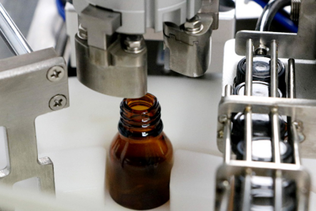 stroj za punjenje boca uljem tabletop.jpg