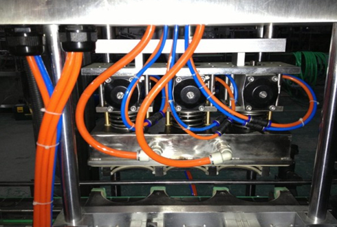 vacuum capper linear vakuumsko zatvaranje glave dio close shot.jpg