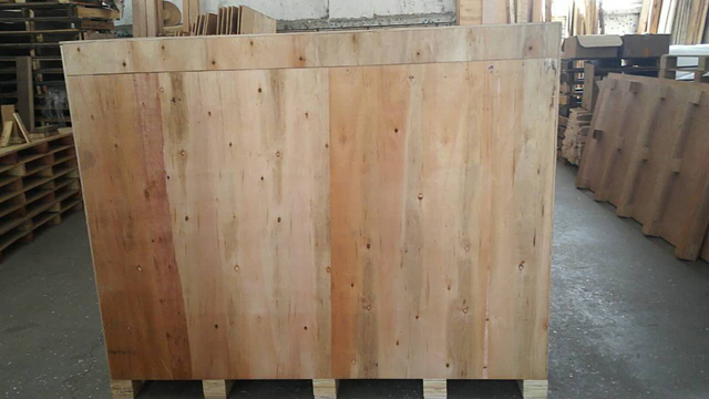 zatvarač kartona u drvenoj kutiji.jpg