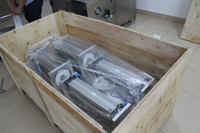 stroj unutar drvene kutije.jpg