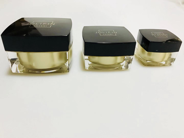 četvrtaste crne staklenke za zatvaranje zatvarača